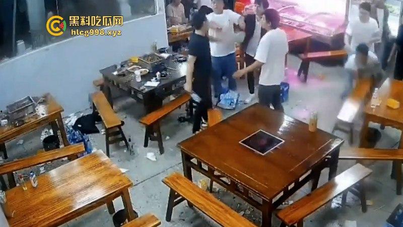 看什么看！男子吃饭时偷瞄了一眼隔壁桌的丝袜妹被群殴 场面看着真吓人！  第2张