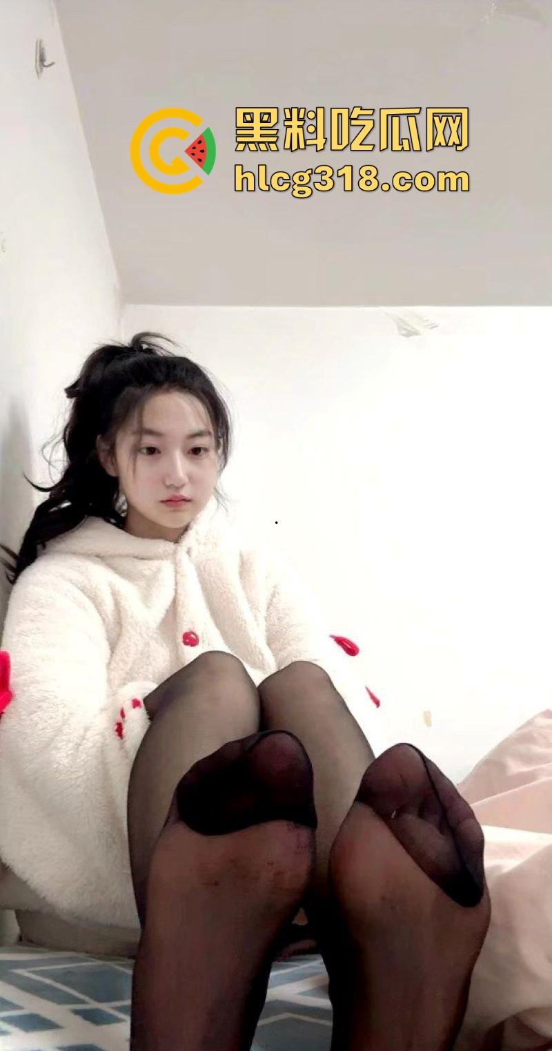 高颜值福利姬【小佳甜心】裸足擦边福利，纤美玉足撩人，散发淫荡气息，每一帧都勾人无比。  第6张