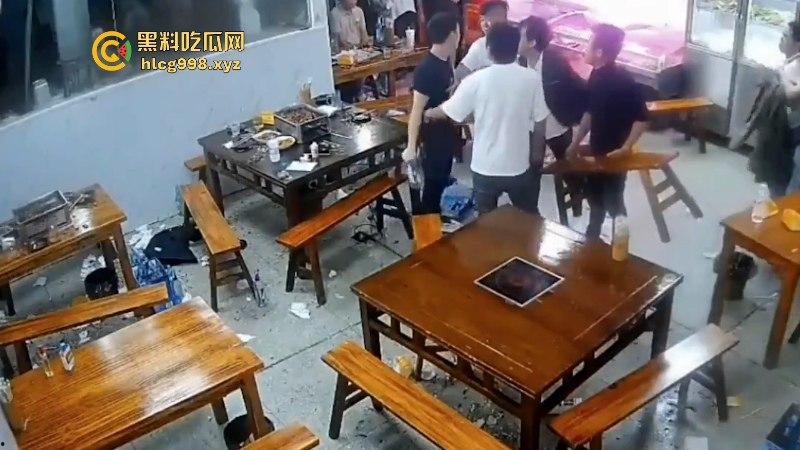 看什么看！男子吃饭时偷瞄了一眼隔壁桌的丝袜妹被群殴 场面看着真吓人！  第3张