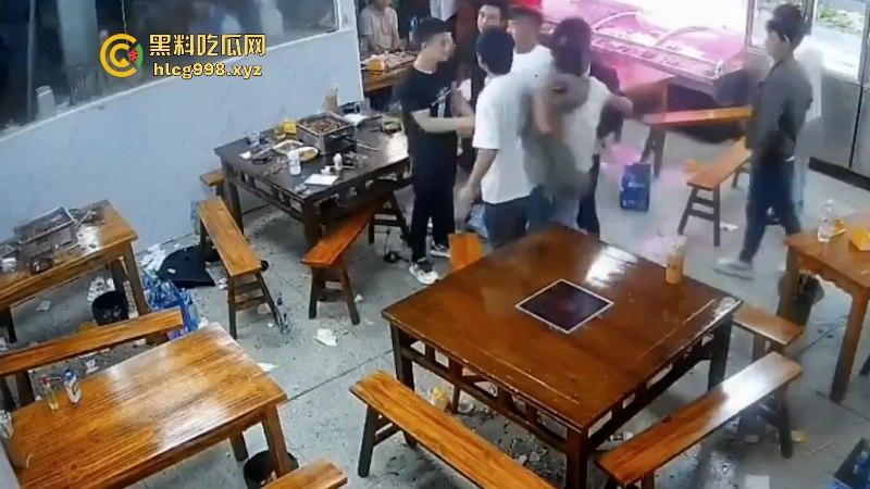 看什么看！男子吃饭时偷瞄了一眼隔壁桌的丝袜妹被群殴 场面看着真吓人！  第4张