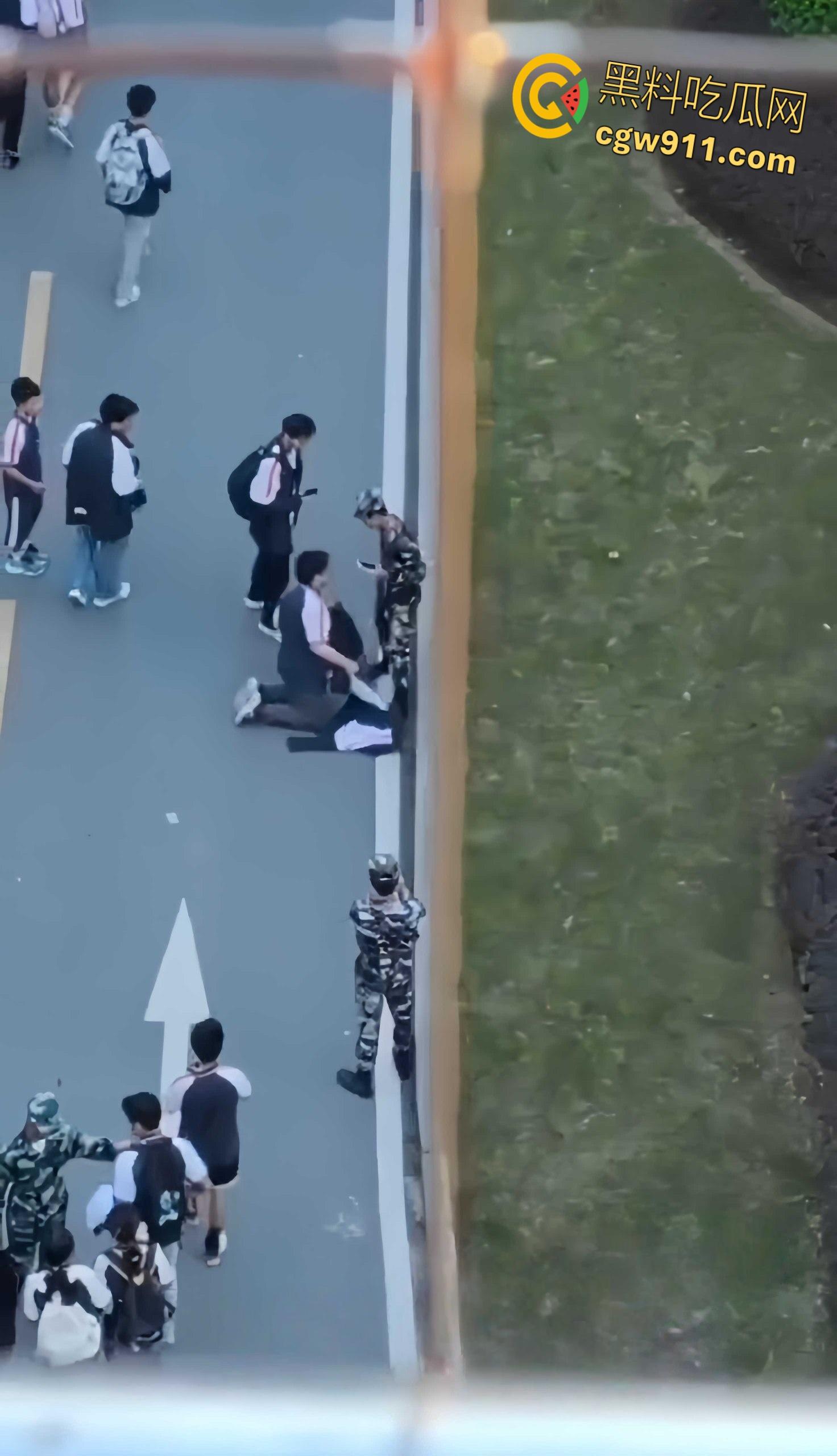 重庆市渝北职业教育中心 ，一名学生担心扣分，当众给纠察队下跪磕头，这不是纠察，这是对尊严的傲慢践踏！  第3张