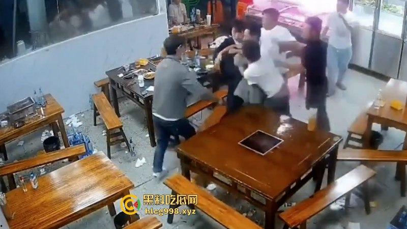 看什么看！男子吃饭时偷瞄了一眼隔壁桌的丝袜妹被群殴 场面看着真吓人！  第5张