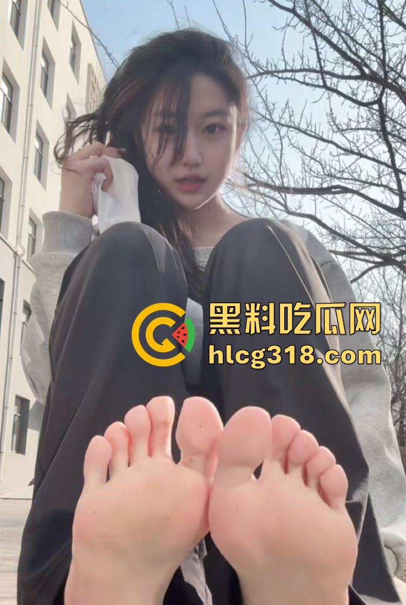 高颜值福利姬【小佳甜心】裸足擦边福利，纤美玉足撩人，散发淫荡气息，每一帧都勾人无比。  第8张