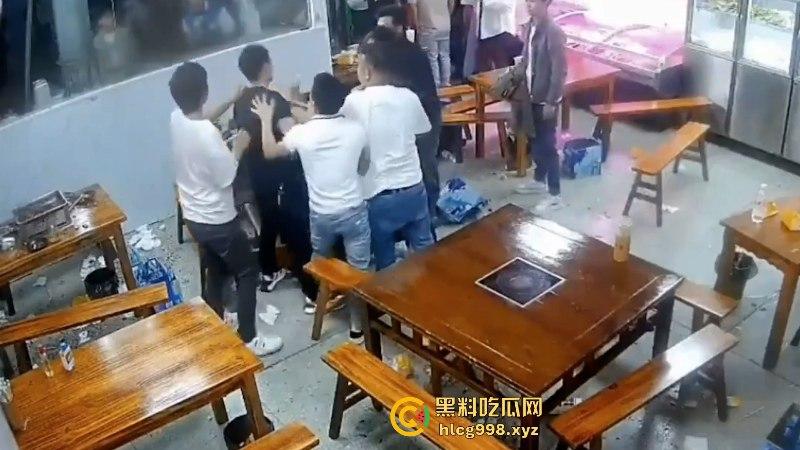 看什么看！男子吃饭时偷瞄了一眼隔壁桌的丝袜妹被群殴 场面看着真吓人！  第7张