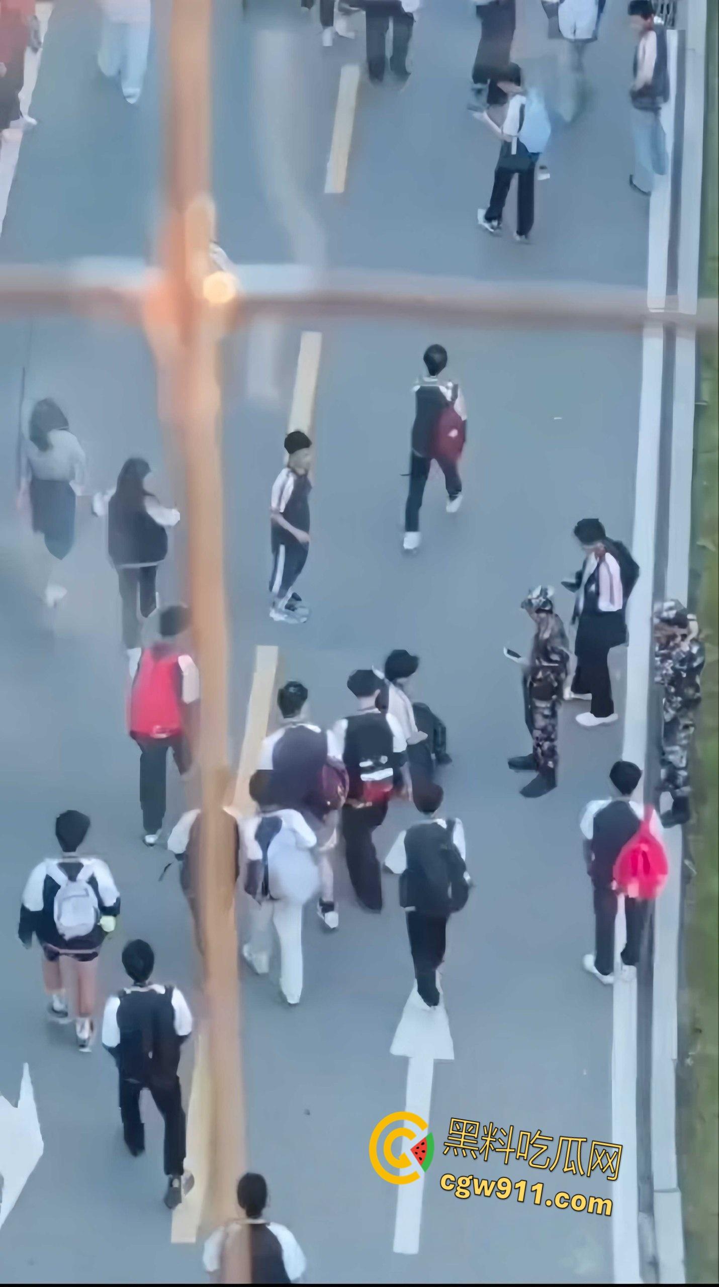 重庆市渝北职业教育中心 ，一名学生担心扣分，当众给纠察队下跪磕头，这不是纠察，这是对尊严的傲慢践踏！  第4张