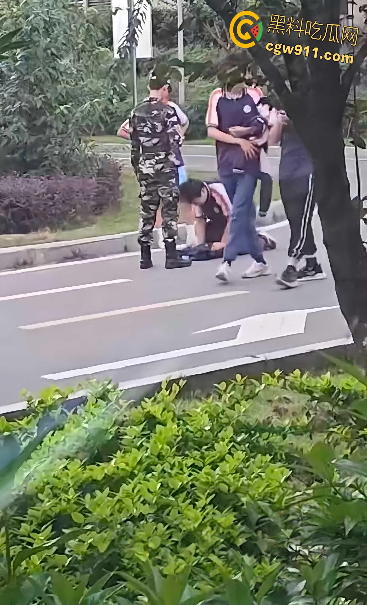 重庆市渝北职业教育中心 ，一名学生担心扣分，当众给纠察队下跪磕头，这不是纠察，这是对尊严的傲慢践踏！  第5张