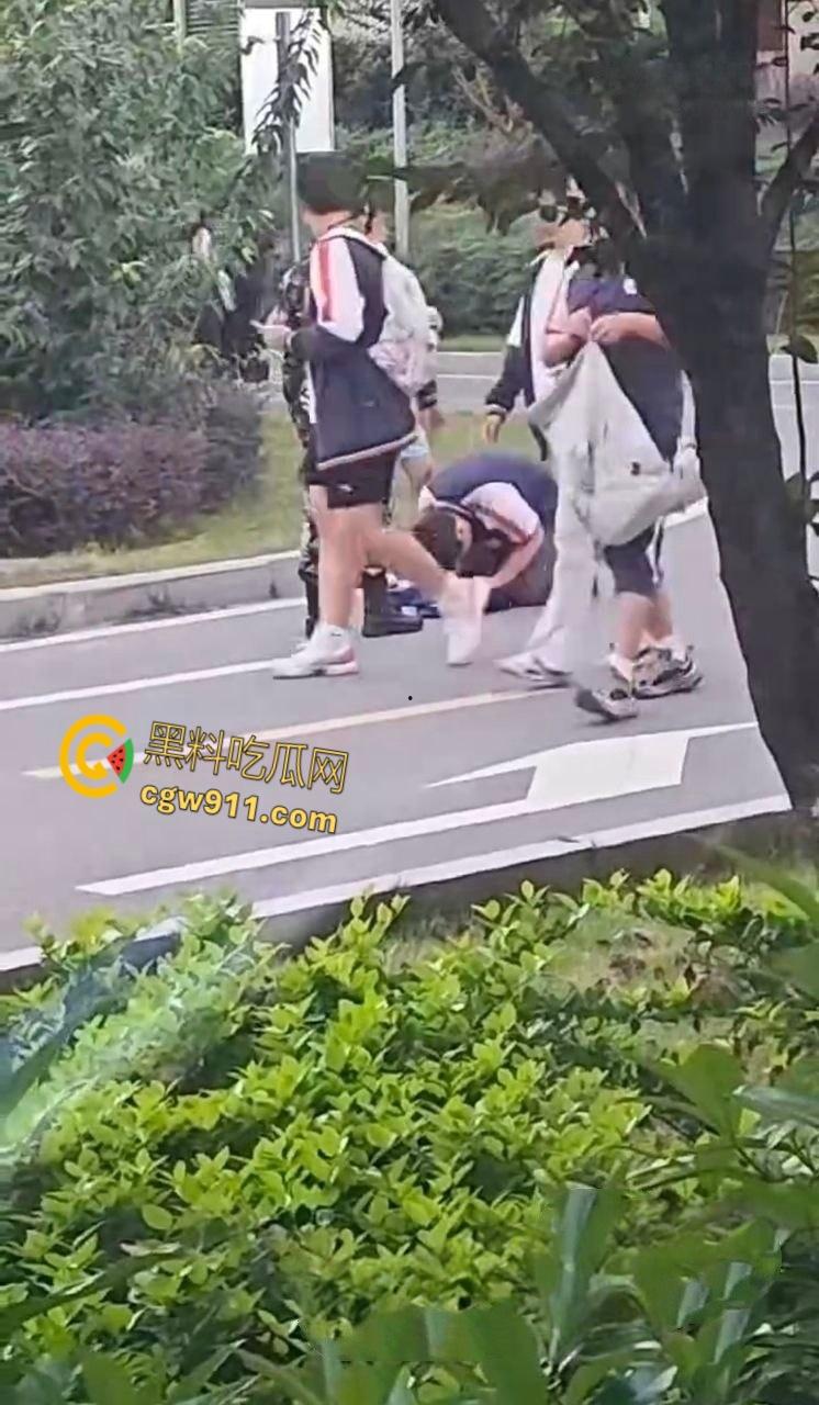 重庆市渝北职业教育中心 ，一名学生担心扣分，当众给纠察队下跪磕头，这不是纠察，这是对尊严的傲慢践踏！  第6张