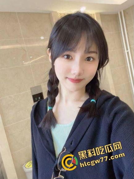 华东浦东便利店『苏娜』酒吧厕所给人吹,舔得膝盖跪出印子,分手后彻底放飞成花木路野玫瑰! 第2张 华东浦东便利店『苏娜』酒吧厕所给人吹,舔得膝盖跪出印子,分手后彻底放飞成花木路野玫瑰! 第2张