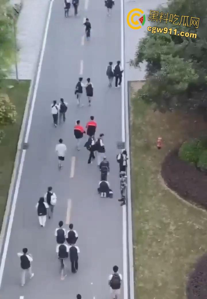 重庆市渝北职业教育中心 ，一名学生担心扣分，当众给纠察队下跪磕头，这不是纠察，这是对尊严的傲慢践踏！  第7张