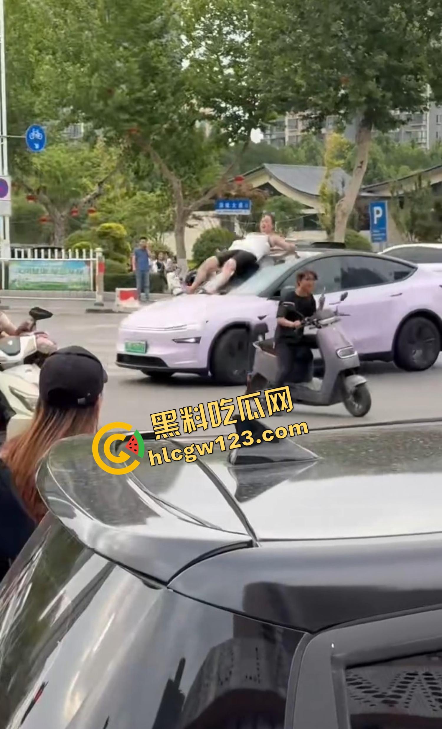 河南女版绿魔开挂上线，集美爬车无差别砸车，特斯拉一脚电门姐你是来耍杂技还是找死的？  第4张