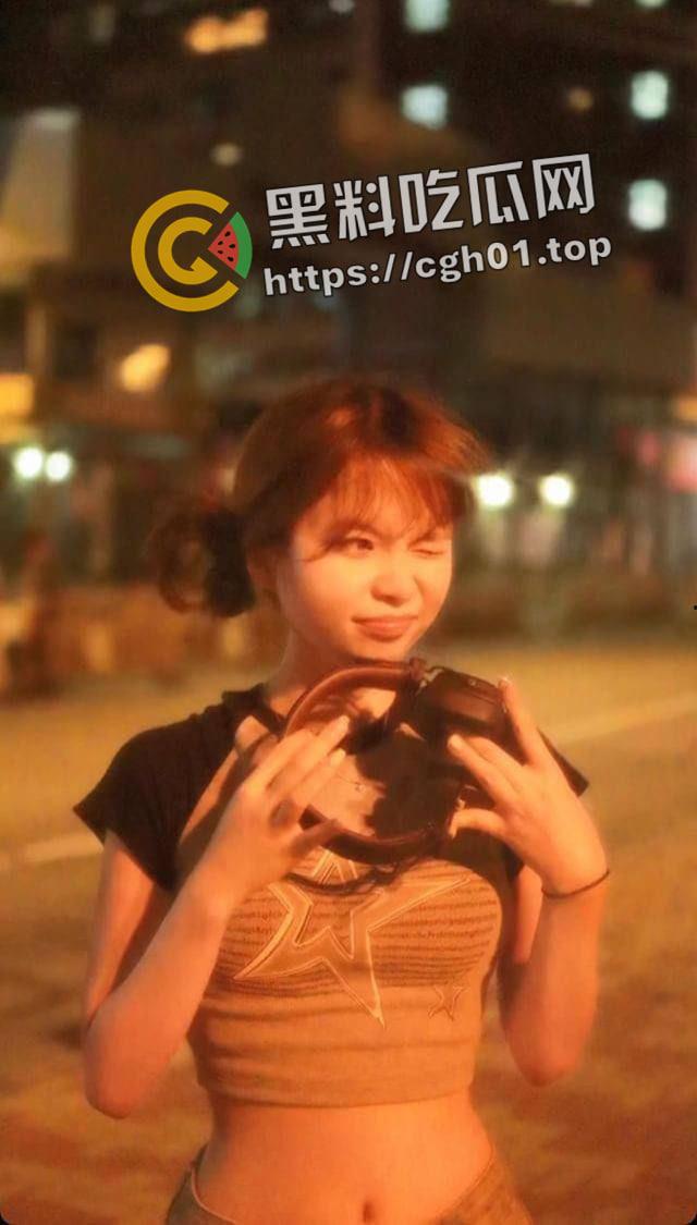 香港华仁书院母狗女学生【杨铃慧】被曝光 深喉到底翻白眼 自己动起来像小马达  第2张