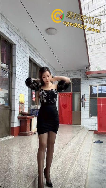 抖音女网红【辰辰螺丝姐】，性感高跟御姐少妇，开档黑丝自慰啪啪视频流出，白皙丰满的身材十分诱人！！  第3张