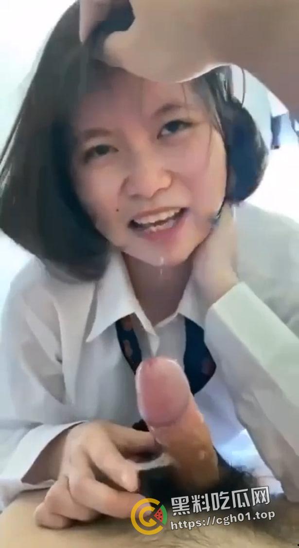 香港华仁书院母狗女学生【杨铃慧】被曝光 深喉到底翻白眼 自己动起来像小马达  第7张