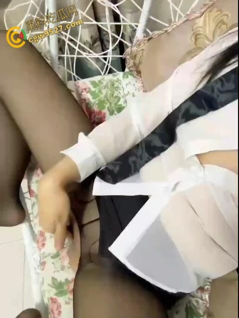 抖音女网红【辰辰螺丝姐】，性感高跟御姐少妇，开档黑丝自慰啪啪视频流出，白皙丰满的身材十分诱人！！  第8张