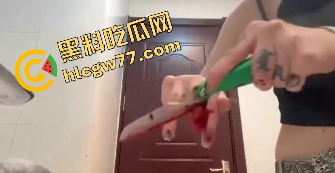 精神小妹为劈腿男友自残！闺蜜背叛，手起刀落中指断，全程一声没叫！  第1张