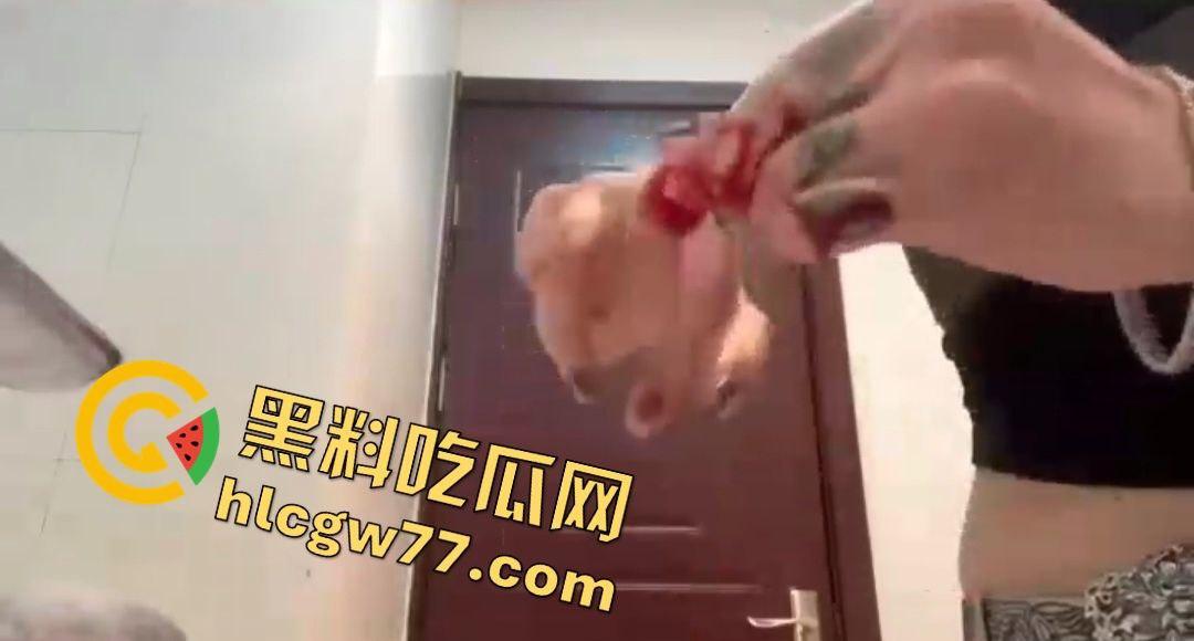 精神小妹为劈腿男友自残！闺蜜背叛，手起刀落中指断，全程一声没叫！  第3张