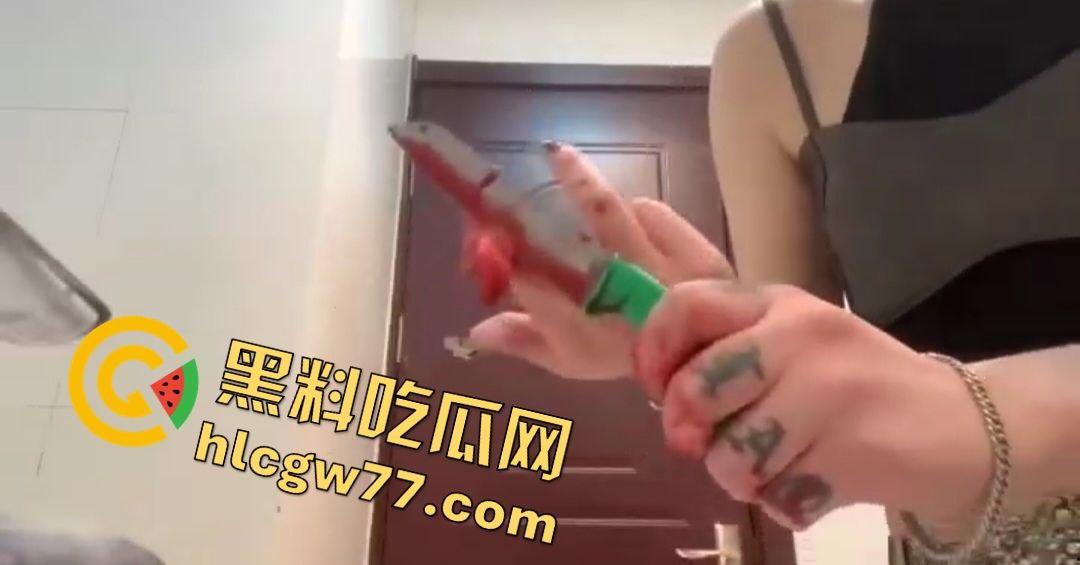 精神小妹为劈腿男友自残！闺蜜背叛，手起刀落中指断，全程一声没叫！  第8张