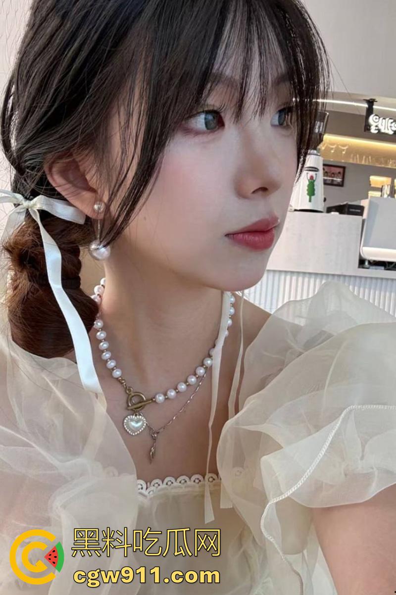 南京艺术学院舞蹈生【江梦研】，背着男友偷情大屌体育生，纤细的身体被粗大鸡巴爆操抽插，这身材真诱人啊！  第1张