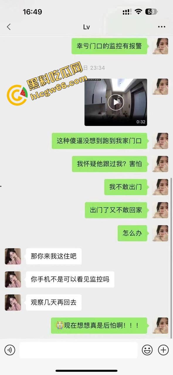 离谱到爆！男子穿白丝JK短裙在妹子家门口地毯上蹭半天射不出来，边蹭边喘边爽，这是人干的事儿吗？  第1张