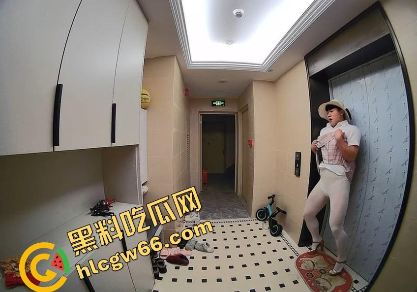 离谱到爆！男子穿白丝JK短裙在妹子家门口地毯上蹭半天射不出来，边蹭边喘边爽，这是人干的事儿吗？  第9张