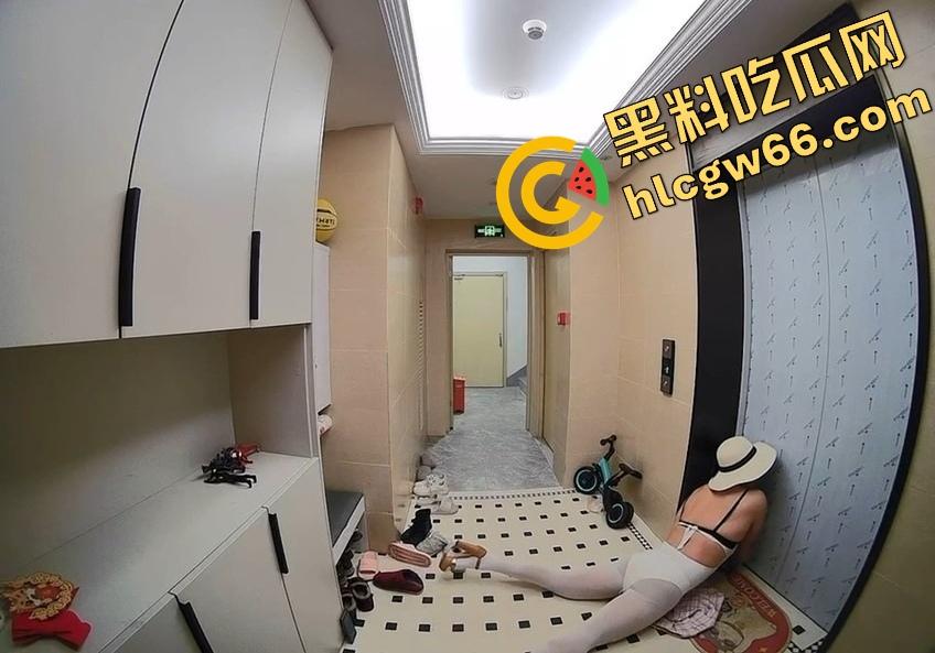 离谱到爆！男子穿白丝JK短裙在妹子家门口地毯上蹭半天射不出来，边蹭边喘边爽，这是人干的事儿吗？  第13张