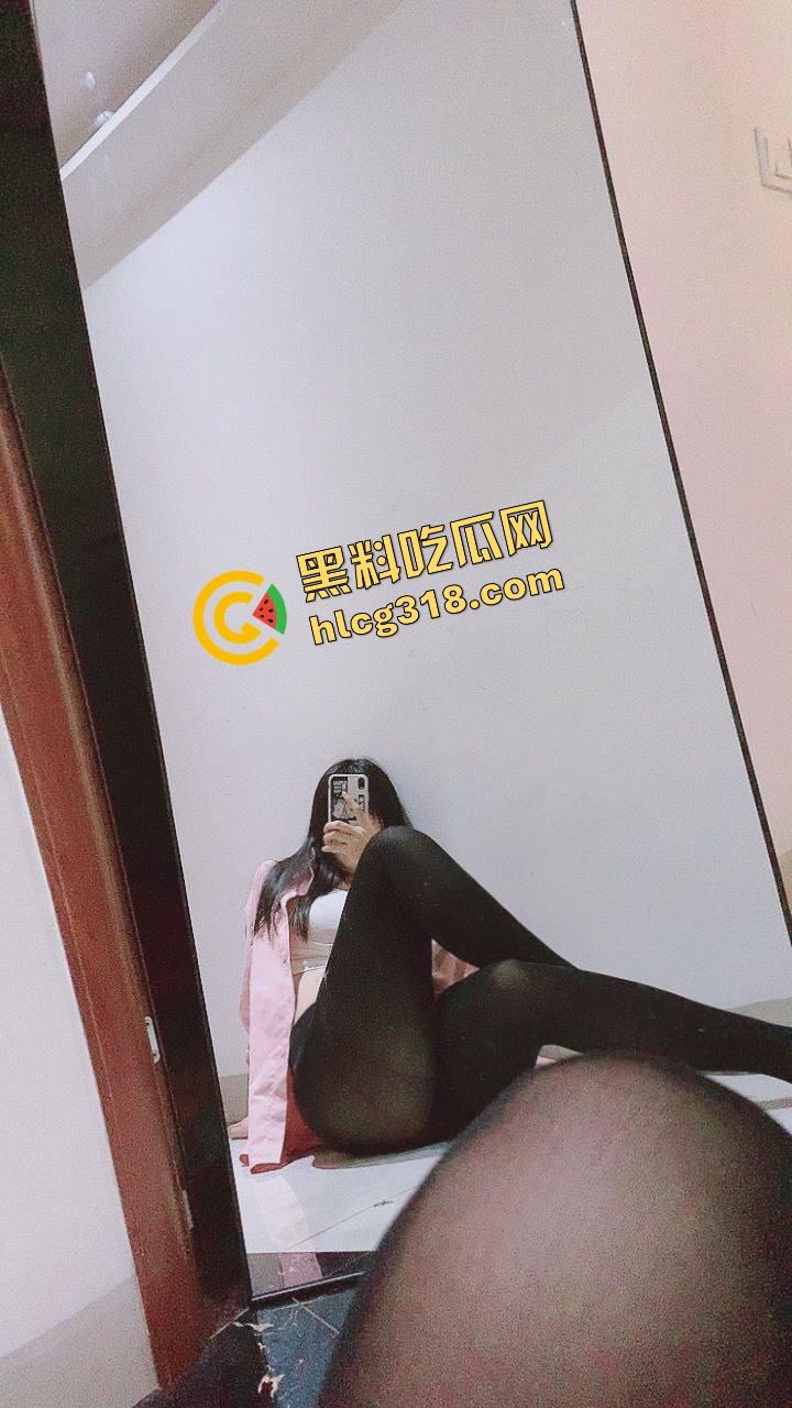 黑丝控天堂  女网友群里发黑丝自拍 问你们喜欢咬还是艹？咬咬咬 or 艹艹艹？回答我！ 第5张
