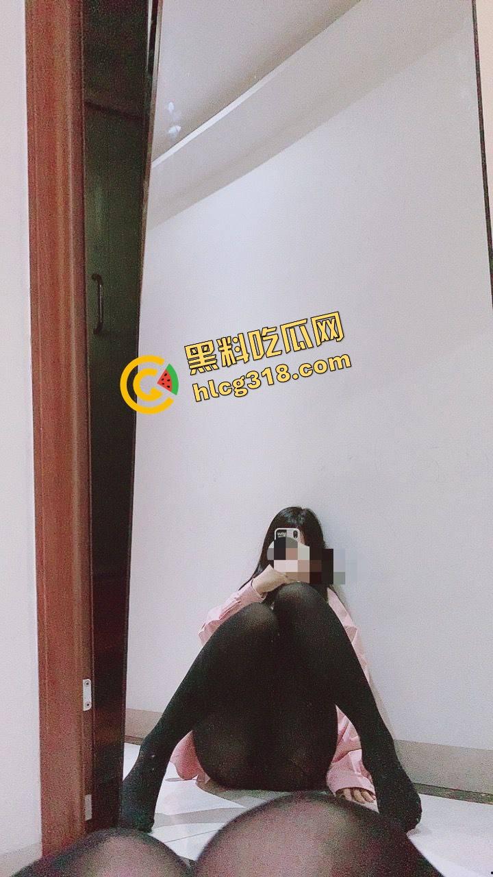 黑丝控天堂  女网友群里发黑丝自拍 问你们喜欢咬还是艹？咬咬咬 or 艹艹艹？回答我！ 第6张