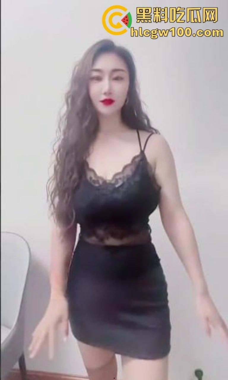 抖音极品大奶淫妻【如画姗】骚味母狗在线持续发情 黑丝美足道具插穴 上位骑乘自动榨汁  第3张