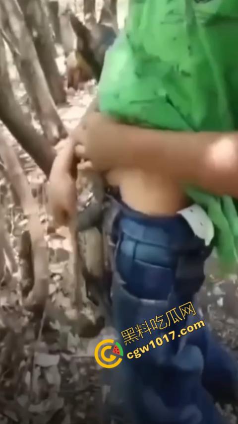 印度阿三享受变态玩乐：鸡巴爆操蜥蜴嫩穴，直到精液喷涌，炫耀异样快感，震撼画面引无数网民围观  第7张