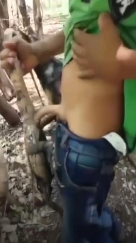 印度阿三享受变态玩乐：鸡巴爆操蜥蜴嫩穴，直到精液喷涌，炫耀异样快感，震撼画面引无数网民围观  第9张