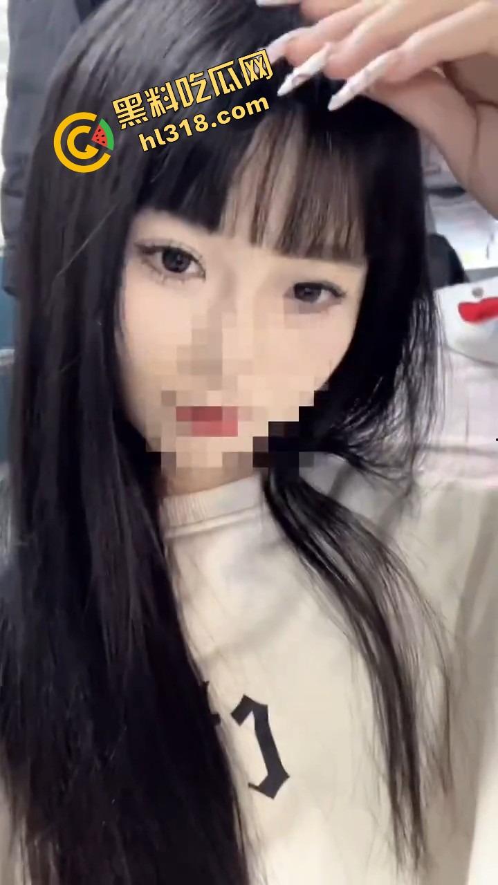 江西女大学生『范乔乔』装纯给爹看，酒店全裸架炮玩肉棒，粉红骚穴被后入到喷水，精液流成小河！  第1张