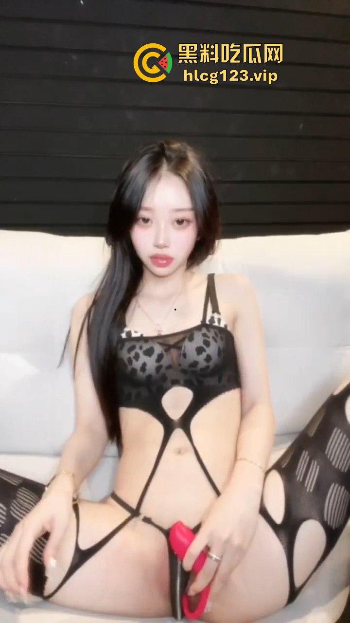 韩国极品热舞网红【曾伊mllnjx】自导自演，裸舞完直接拿棒子狂插自己！  第4张