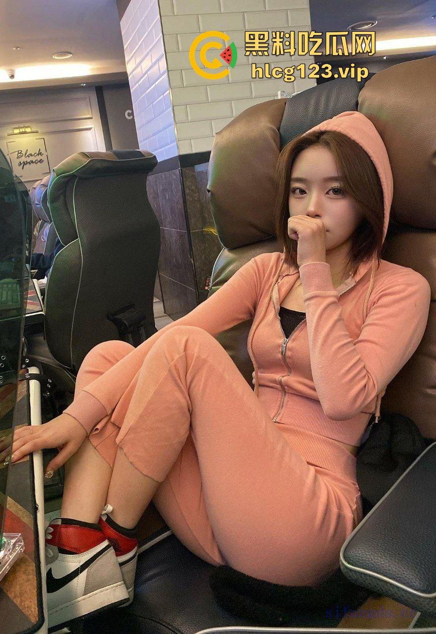 韩国极品热舞网红【曾伊mllnjx】自导自演，裸舞完直接拿棒子狂插自己！  第12张