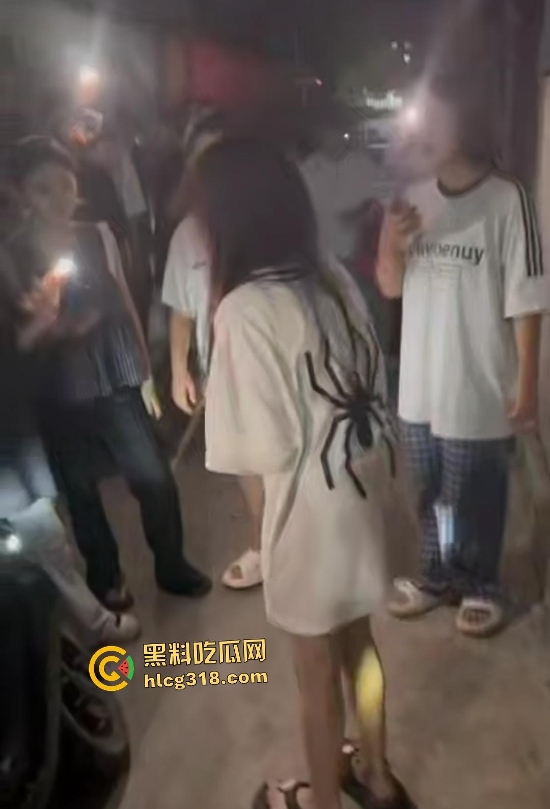 潮汕精神小妹为爱作妖！浪漫情债引群殴小三，扫把狂抽小三屁股，被打的想回家找妈妈！  第1张