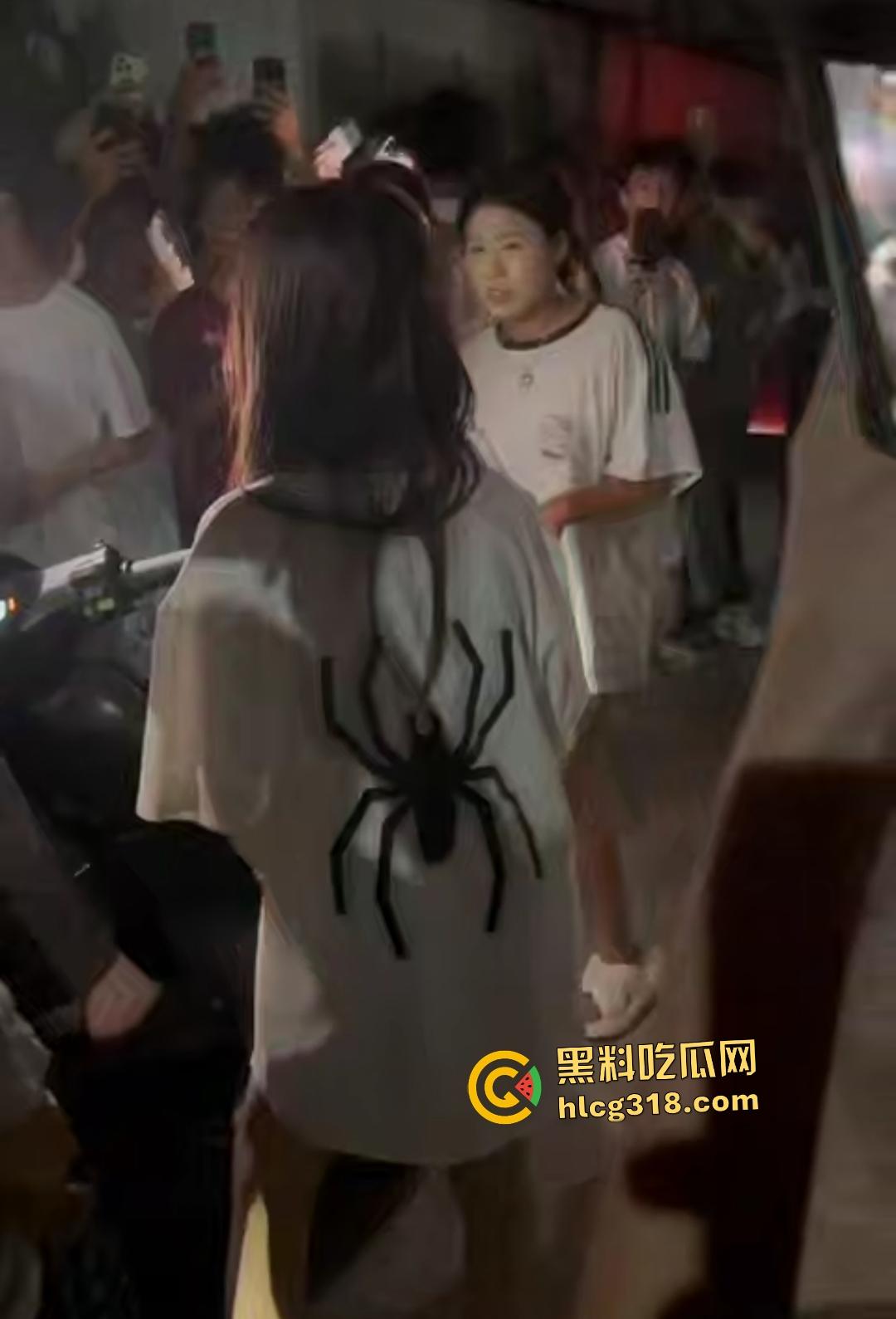 潮汕精神小妹为爱作妖！浪漫情债引群殴小三，扫把狂抽小三屁股，被打的想回家找妈妈！  第2张