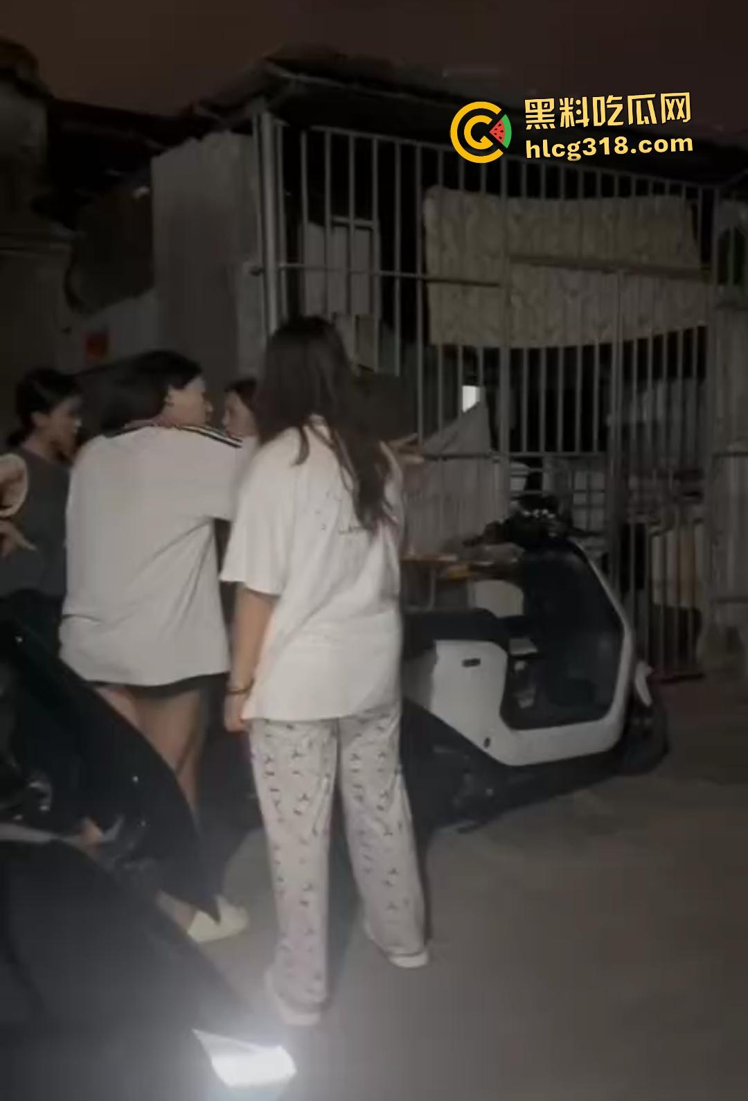 潮汕精神小妹为爱作妖！浪漫情债引群殴小三，扫把狂抽小三屁股，被打的想回家找妈妈！  第3张