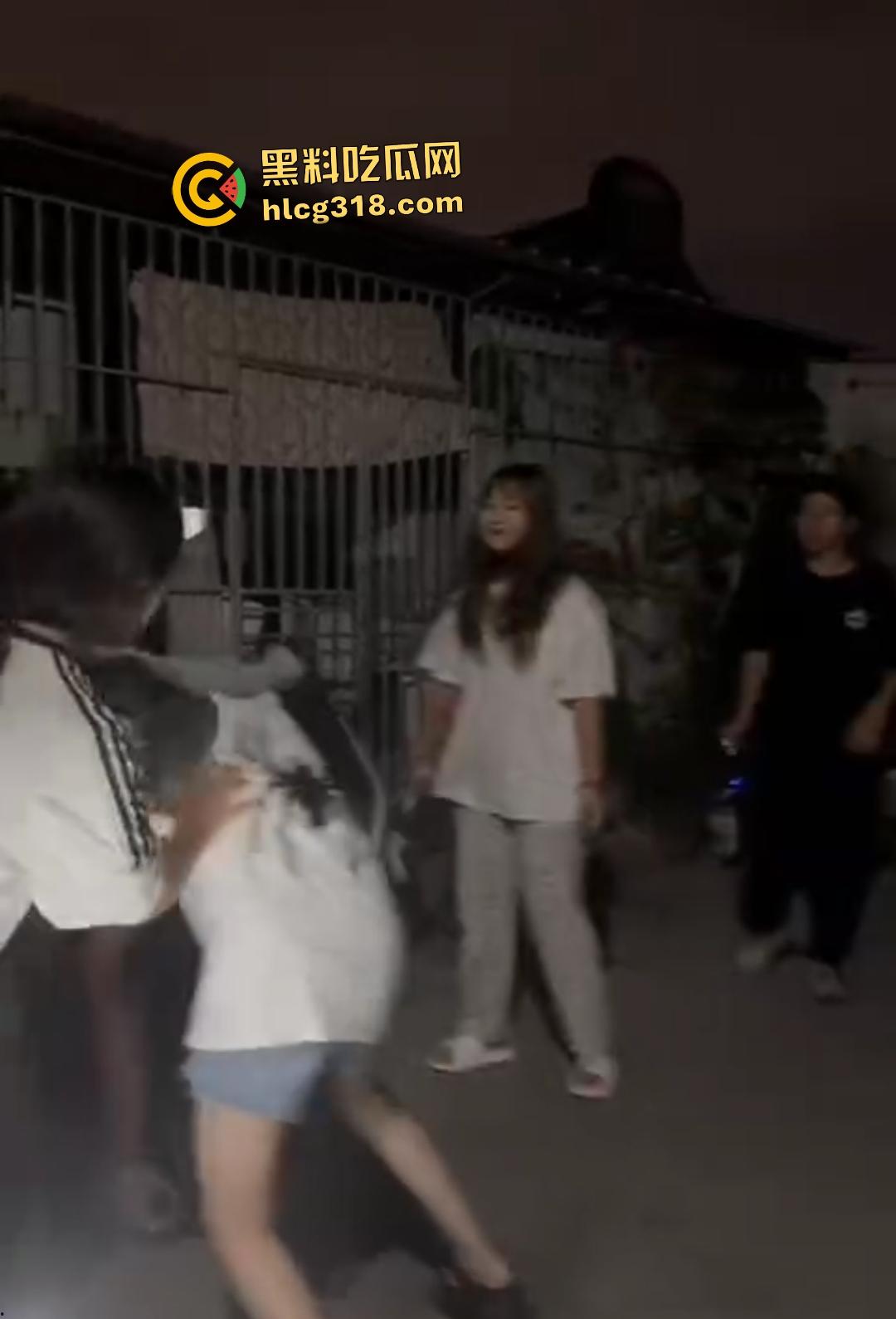 潮汕精神小妹为爱作妖！浪漫情债引群殴小三，扫把狂抽小三屁股，被打的想回家找妈妈！  第4张