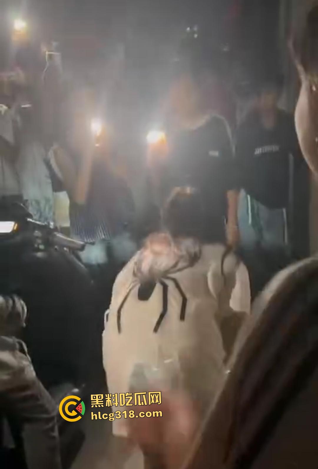 潮汕精神小妹为爱作妖！浪漫情债引群殴小三，扫把狂抽小三屁股，被打的想回家找妈妈！  第6张