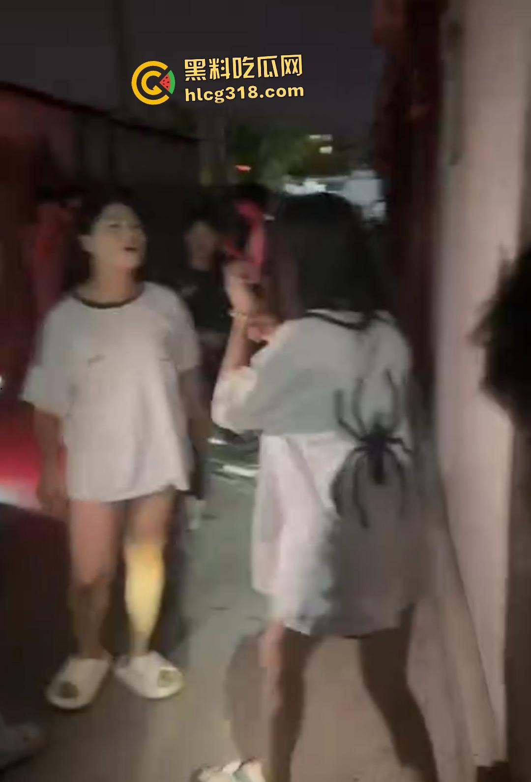 潮汕精神小妹为爱作妖！浪漫情债引群殴小三，扫把狂抽小三屁股，被打的想回家找妈妈！  第7张