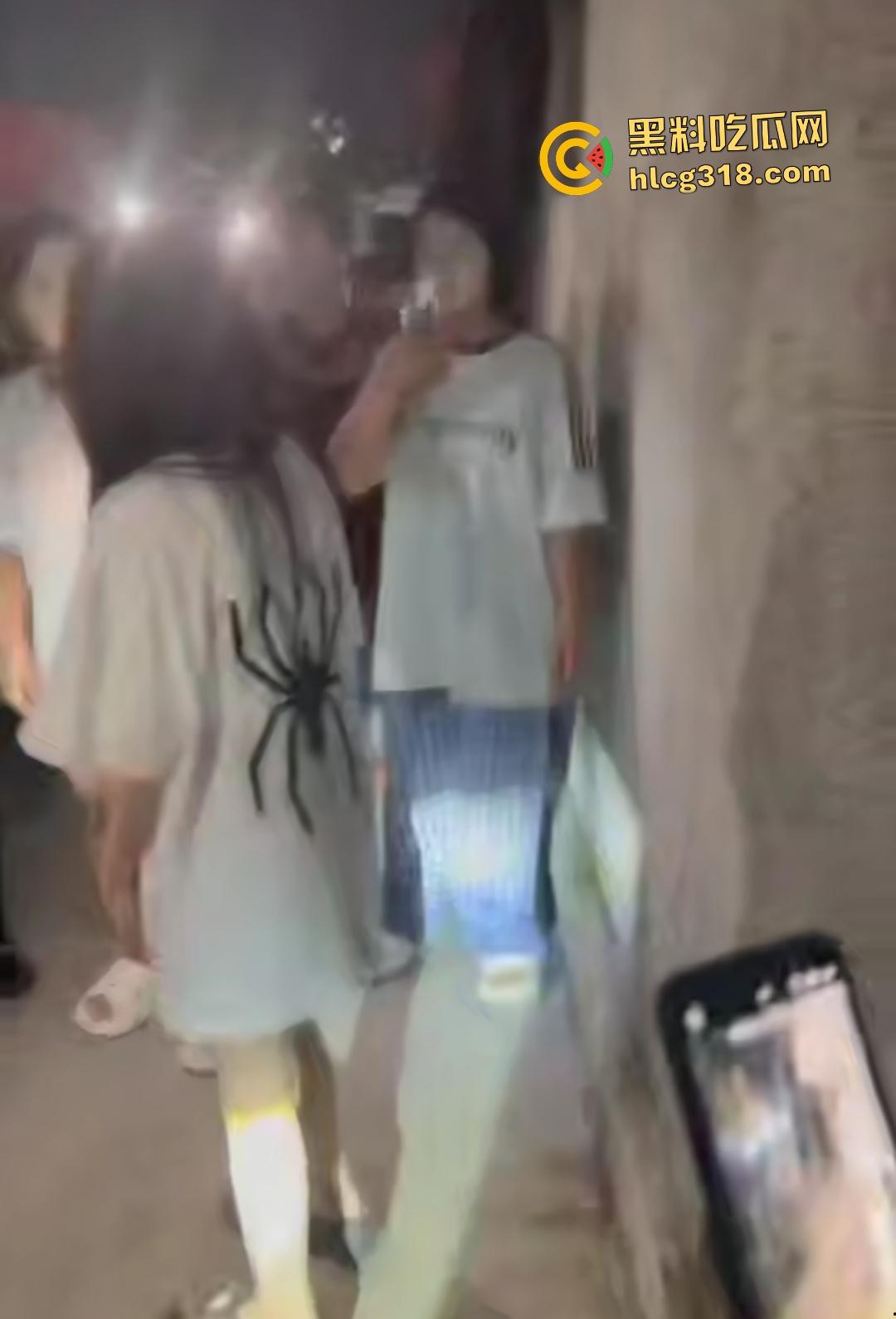 潮汕精神小妹为爱作妖！浪漫情债引群殴小三，扫把狂抽小三屁股，被打的想回家找妈妈！  第8张