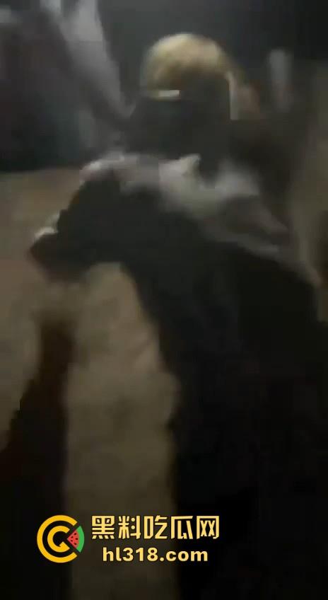 甘肃省定西市岷县多人群殴霸凌视频曝光， 逼其口含避孕套吹泡泡，还像狗一样爬，边爬边殴打！  第5张