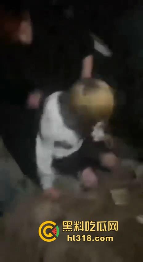 甘肃省定西市岷县多人群殴霸凌视频曝光， 逼其口含避孕套吹泡泡，还像狗一样爬，边爬边殴打！  第6张