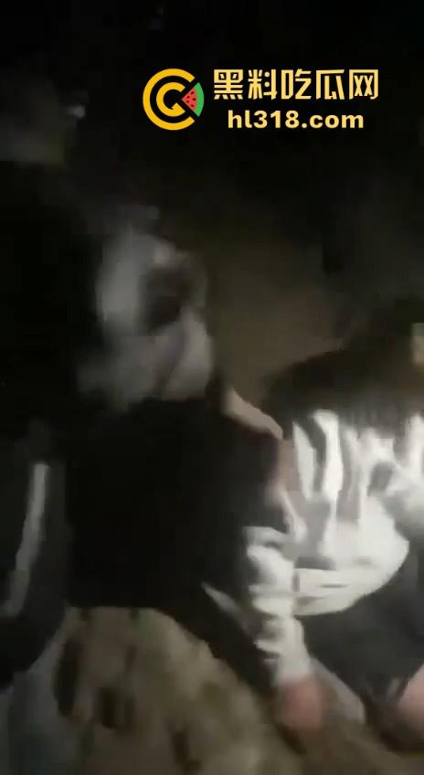 甘肃省定西市岷县多人群殴霸凌视频曝光， 逼其口含避孕套吹泡泡，还像狗一样爬，边爬边殴打！  第7张