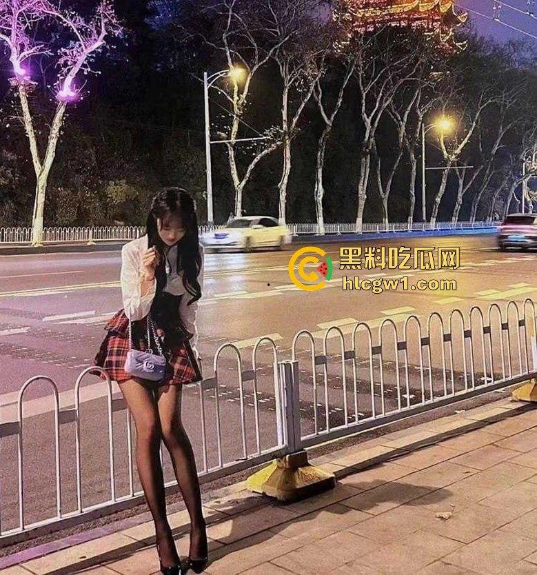 南航高冷空姐『翟子墨 』被富二代玩成SM母狗，制服底下全是调教痕迹，飞行途中还想着被抽打！  第2张