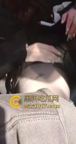 滴滴司机接单2个醉酒的妹子直扑酒店开房，迷迷糊糊状态下双飞深喉，只恨当时的自己没长两个鸡吧！  第2张