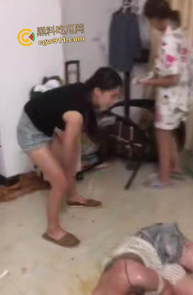 广西百色学生霸凌，女霸凌者皮带扫把狂抽女生肥臀，躺地不动任打红印斑斑，辱骂“勾引我男人不给钱”！  第6张