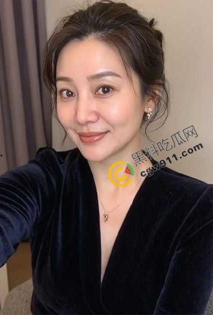 海角乱伦:母亲节用肉棒孝敬淫母,儿子精液狂喷脸上，大屌爆操淫荡骚穴，床下为母，床上为妻  第6张