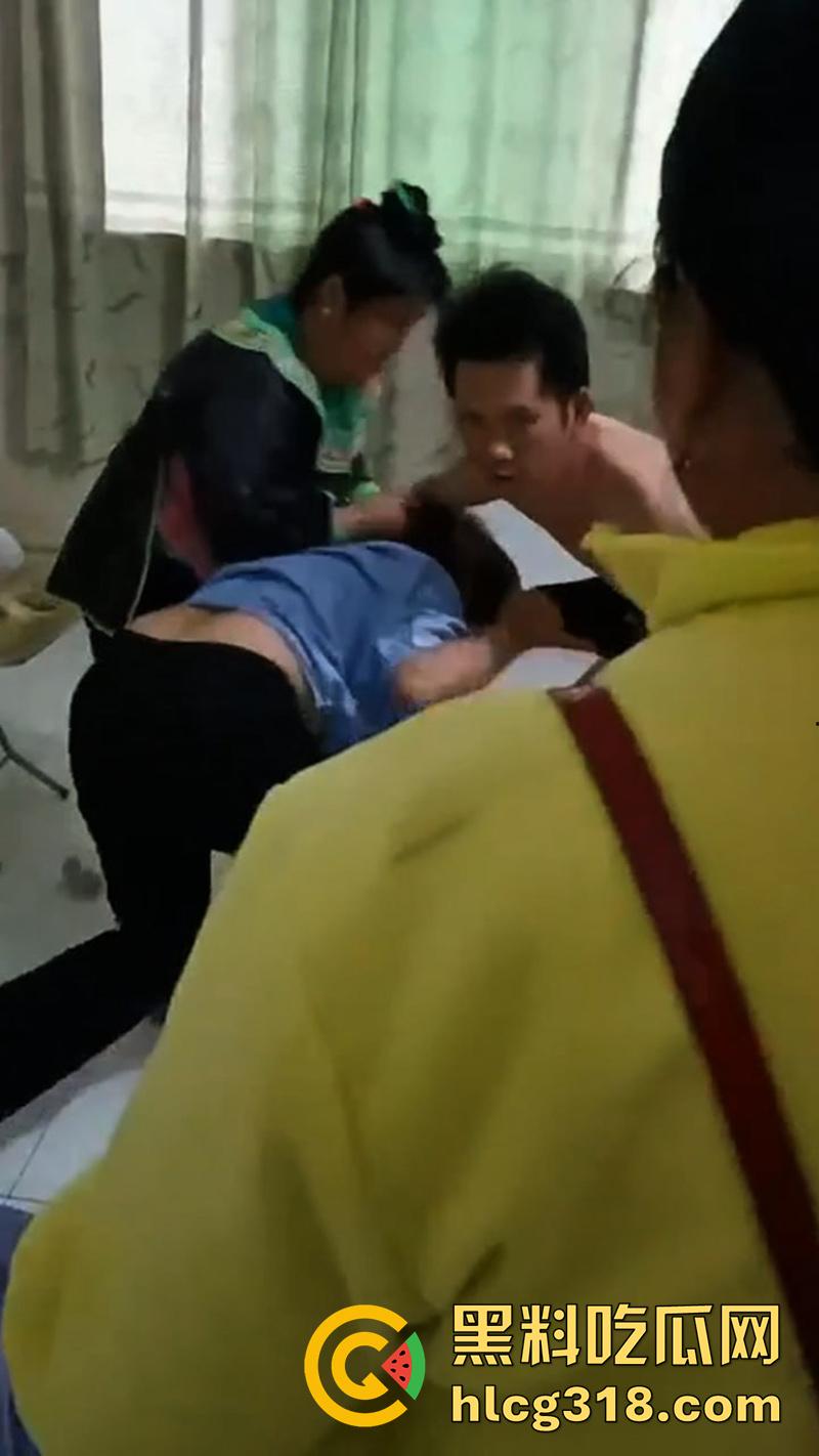 肥猪妻子带人捉奸，老公竟出轨同村骚妇，趁老公外出打工睡遍全村，果然玩的就是个骚劲啊！  第1张