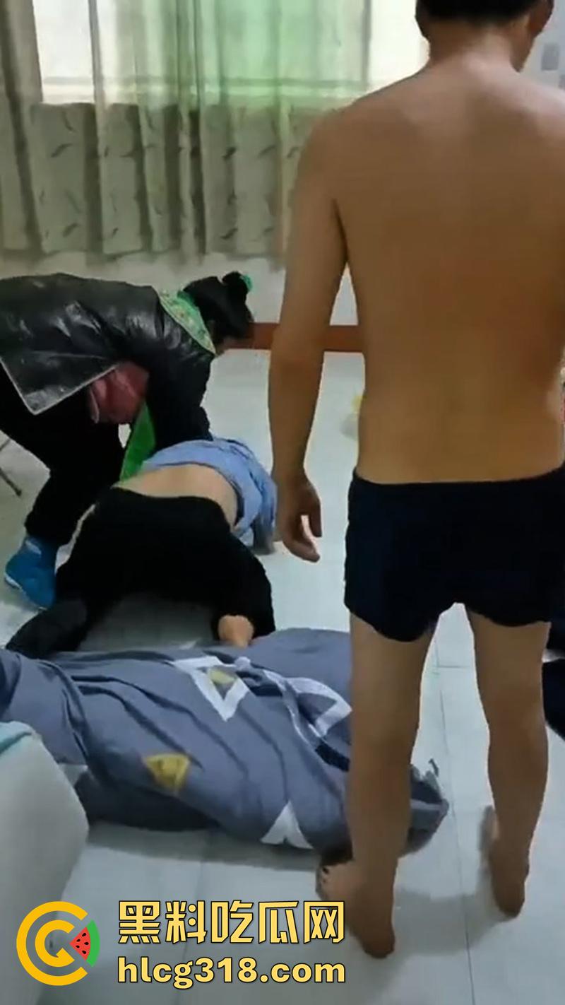 肥猪妻子带人捉奸，老公竟出轨同村骚妇，趁老公外出打工睡遍全村，果然玩的就是个骚劲啊！  第2张