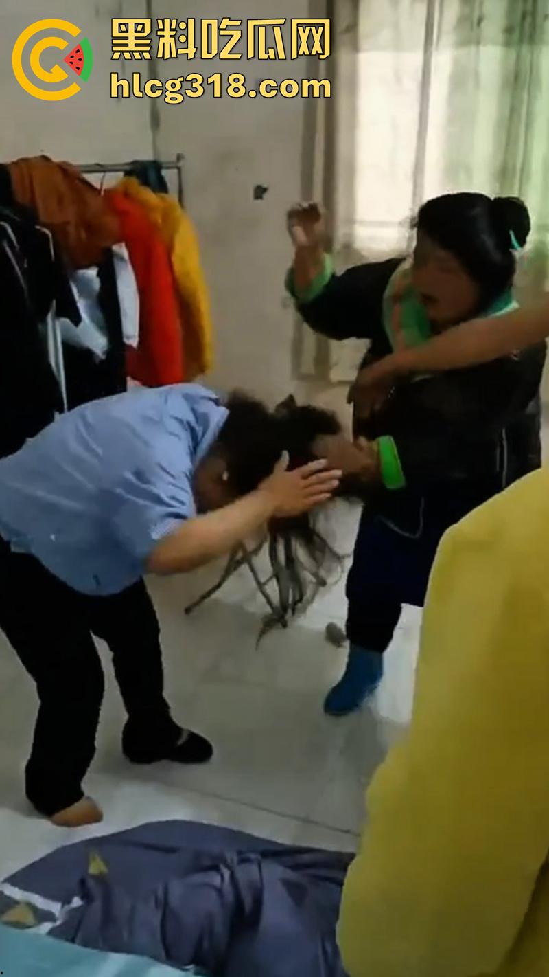 肥猪妻子带人捉奸，老公竟出轨同村骚妇，趁老公外出打工睡遍全村，果然玩的就是个骚劲啊！  第3张